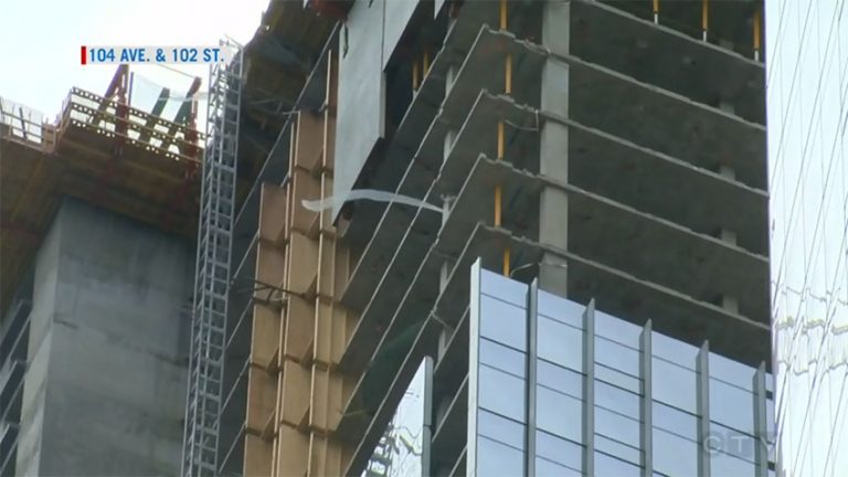 埃德蒙頓受強風破壞 樹倒水浸市中心玻璃墜地