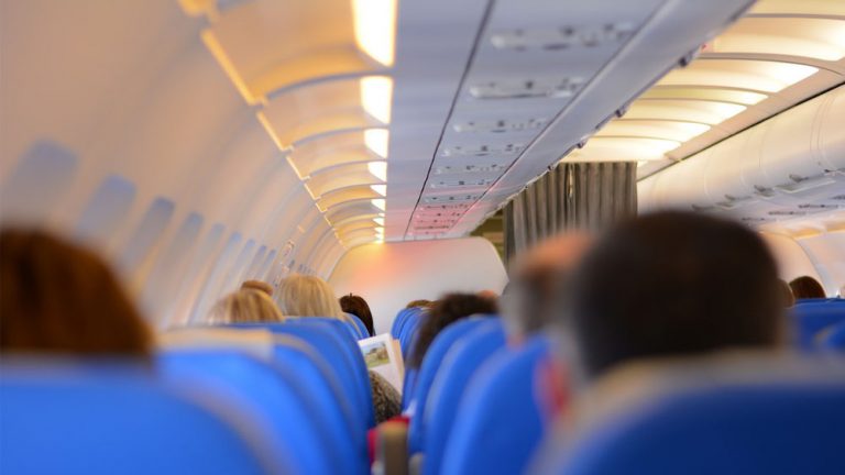 女子打開飛機緊急出口 誤以為是洗手間