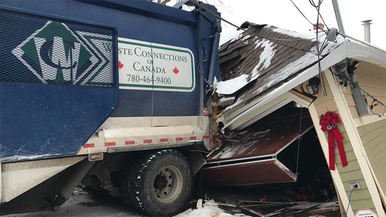 垃圾车撞车事故图片