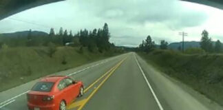 紅色 Mazda 私家車在卑詩 Highway 1 行駛的行車紀錄儀畫面