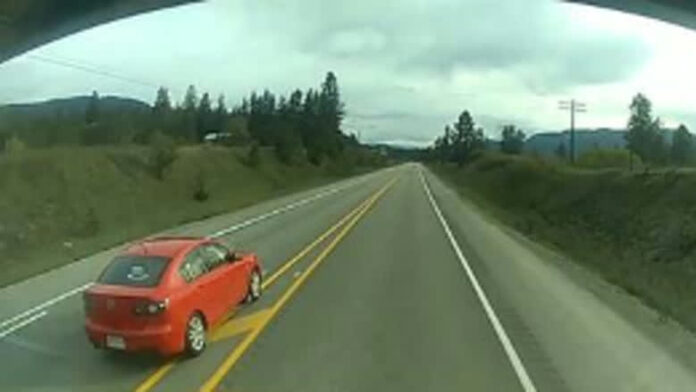 紅色 Mazda 私家車在卑詩 Highway 1 行駛的行車紀錄儀畫面