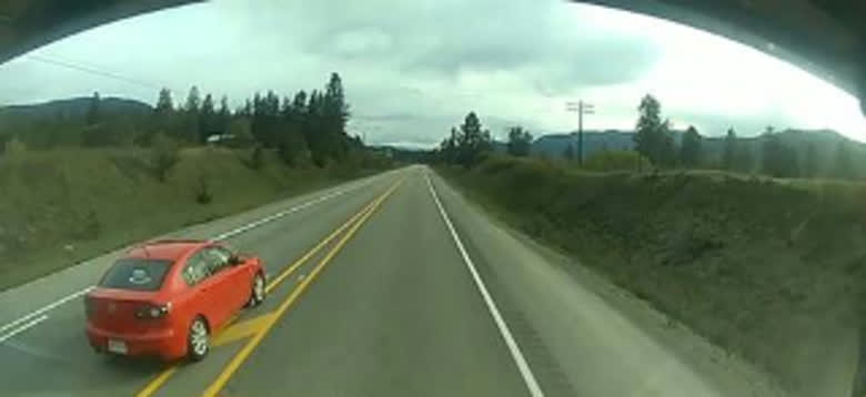 紅色 Mazda 私家車在卑詩 Highway 1 行駛的行車紀錄儀畫面