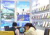北京旅行社職員與旅客討論前往加拿大旅遊安排