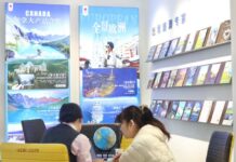 北京旅行社職員與旅客討論前往加拿大旅遊安排