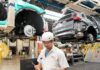 Honda 工廠員工在汽車裝配線旁工作