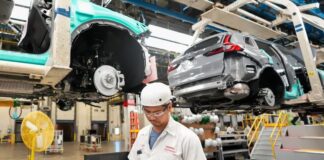 Honda 工廠員工在汽車裝配線旁工作