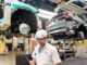 Honda 工廠員工在汽車裝配線旁工作