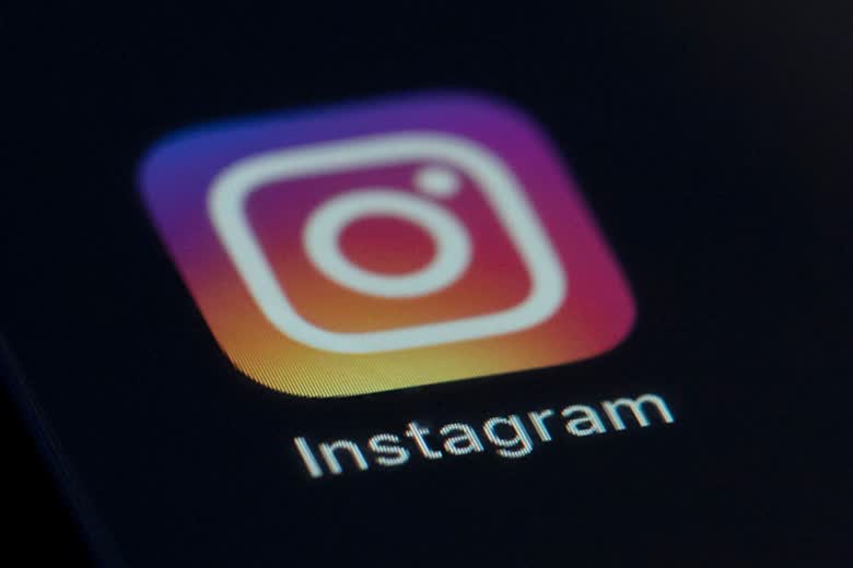 手機畫面顯示 Instagram 應用程式圖示