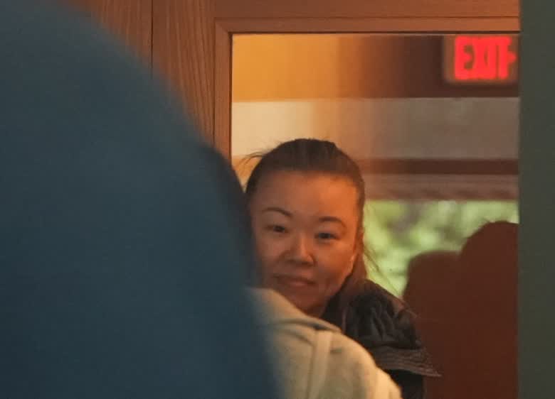 Helen Chan Sun 進入卑詩最高法院出席藐視法庭聆訊前在窗邊望出外面