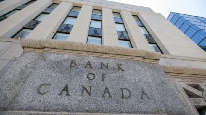 bank-featured 渥太華加拿大央行總部外的 Bank of Canada 標誌。