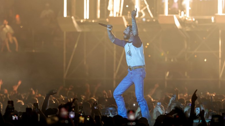 Post Malone 在拉斯維加斯演唱會演出。