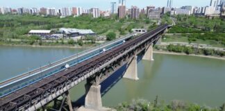 愛民頓 High Level Bridge 橋面與北沙斯卡其萬河景觀