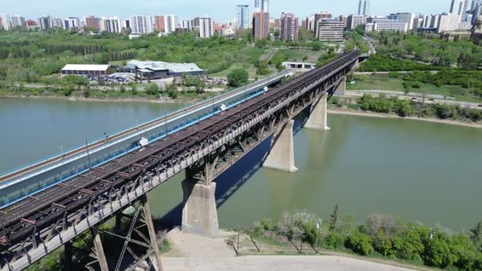 愛民頓 High Level Bridge 橋面與北沙斯卡其萬河景觀