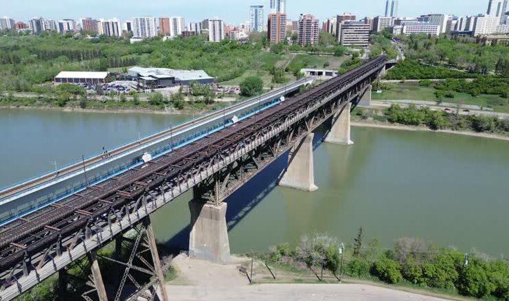 愛民頓 High Level Bridge 橋面與北沙斯卡其萬河景觀