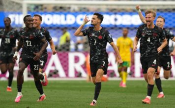 加拿大男子足球隊在世界盃淘汰賽後慶祝歷史性勝利。