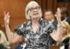 加拿大就業及家庭事務部長 Patty Hajdu 在國會發言。