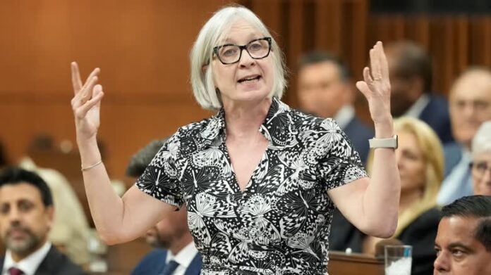加拿大就業及家庭事務部長 Patty Hajdu 在國會發言。