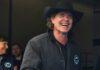 Corb Lund 把多箱請願書送到亞省選舉局。