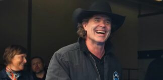 Corb Lund 把多箱請願書送到亞省選舉局。