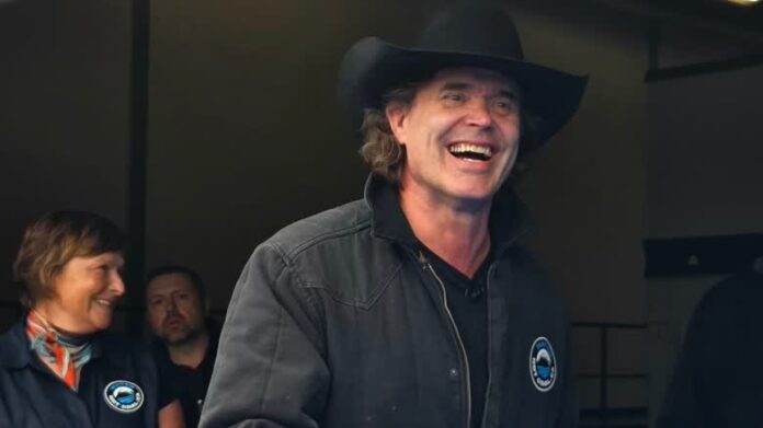 Corb Lund 把多箱請願書送到亞省選舉局。