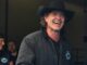 Corb Lund 把多箱請願書送到亞省選舉局。