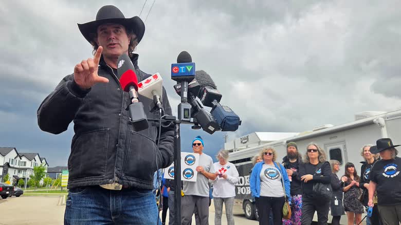 Corb Lund 在亞省選舉局外向傳媒發言。
