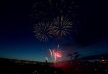 煙花在城市夜空綻放的畫面