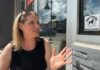 Darba Melenchuk 站在貼有狗狗高溫友善貼紙的 Cranbrook 商店門外。