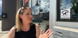 Darba Melenchuk 站在貼有狗狗高溫友善貼紙的 Cranbrook 商店門外。