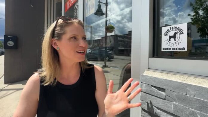 Darba Melenchuk 站在貼有狗狗高溫友善貼紙的 Cranbrook 商店門外。