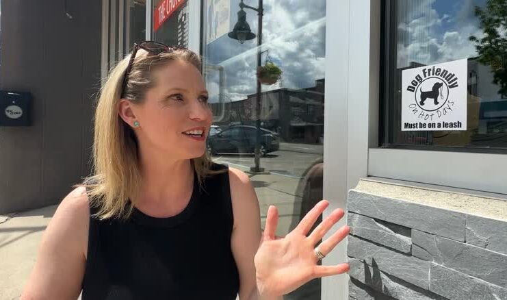 Darba Melenchuk 站在貼有狗狗高溫友善貼紙的 Cranbrook 商店門外。