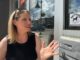 Darba Melenchuk 站在貼有狗狗高溫友善貼紙的 Cranbrook 商店門外。
