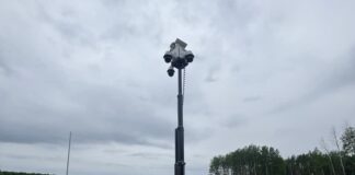 Fort Saskatchewan 一個工業區內設有多組鏡頭的流動監控塔。