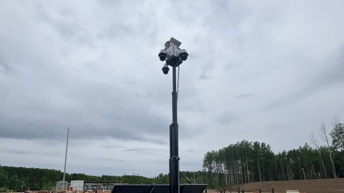 Fort Saskatchewan 一個工業區內設有多組鏡頭的流動監控塔。