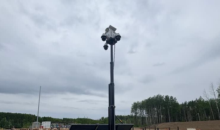 Fort Saskatchewan 一個工業區內設有多組鏡頭的流動監控塔。