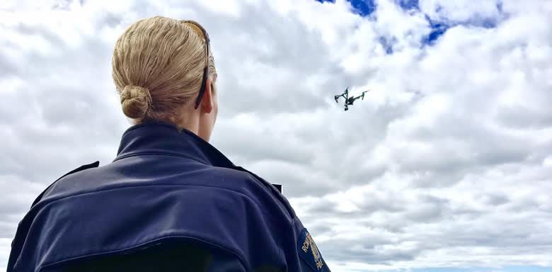 加拿大皇家騎警人員操作無人機。