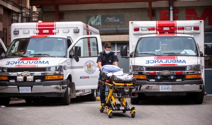 卑詩省聖保祿醫院急症室外有救護人員工作。