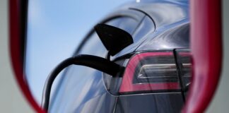 渥太華一輛電動車正在充電。