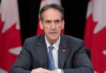 加拿大芬太尼專員 Kevin Brosseau 接受訪問。
