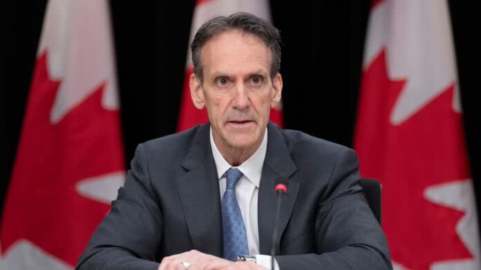 加拿大芬太尼專員 Kevin Brosseau 接受訪問。