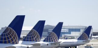 聯合航空客機停泊於紐瓦克自由國際機場。