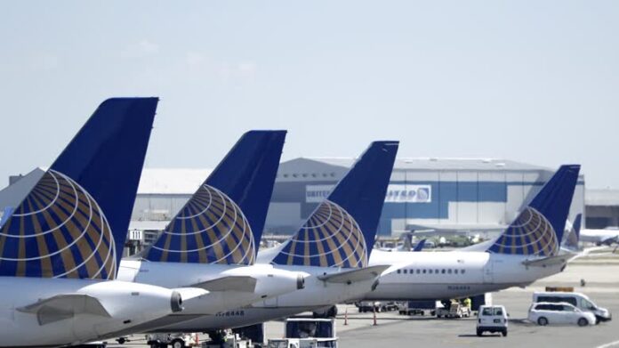 聯合航空客機停泊於紐瓦克自由國際機場。