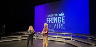 表演者在愛民頓國際Fringe Festival開幕前排練。