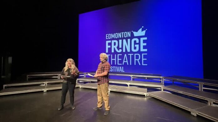 表演者在愛民頓國際Fringe Festival開幕前排練。
