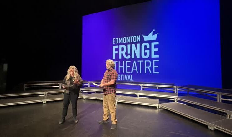 表演者在愛民頓國際Fringe Festival開幕前排練。
