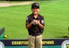 10 歲高球手 Connor Hanska 在國際賽事期間拍照留念。