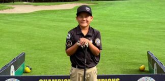 10 歲高球手 Connor Hanska 在國際賽事期間拍照留念。