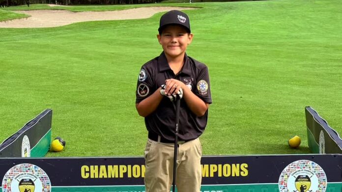 10 歲高球手 Connor Hanska 在國際賽事期間拍照留念。
