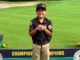10 歲高球手 Connor Hanska 在國際賽事期間拍照留念。