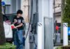 加拿大油站有司機為汽車加油，油價牌顯示每公升超過2元。
